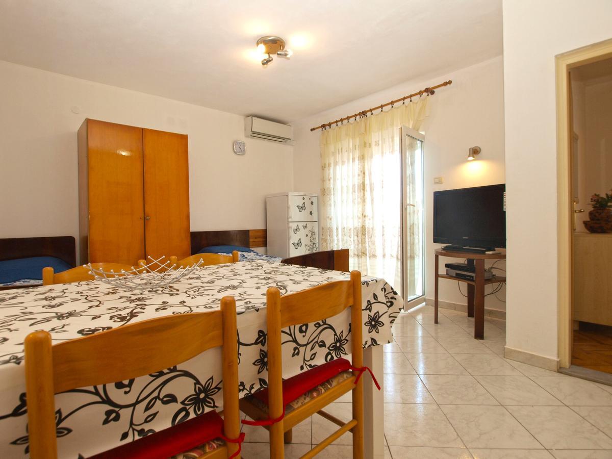 Apartments Mladen 1588 Pula Bagian luar foto